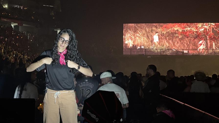 Bad Bunny pone a perrear a los sordos al ritmo de los intérpretes de señas en Puerto Rico