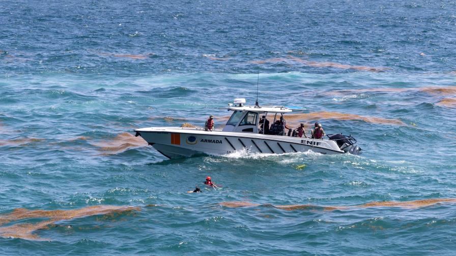 Bomberos entregan a la Policía el cuerpo del joven cuyo vehículo cayó al mar Caribe Bomberos entregan a la Policía el cuerpo del joven cuyo vehículo cayó al mar Caribe