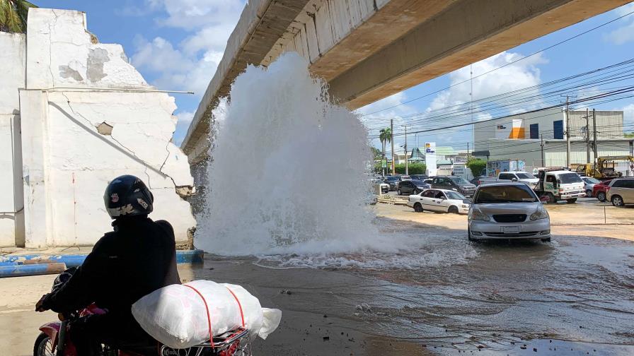La Caasd repara avería en tubería del sistema Valdesia–Isa Mana en Santo Domingo Oeste La Caasd repara avería en tubería del sistema Valdesia–Isa Mana en Santo Domingo Oeste