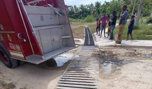 Niña queda atrapada en registro de desagüe en Sabana de la Mar; bomberos la rescatan