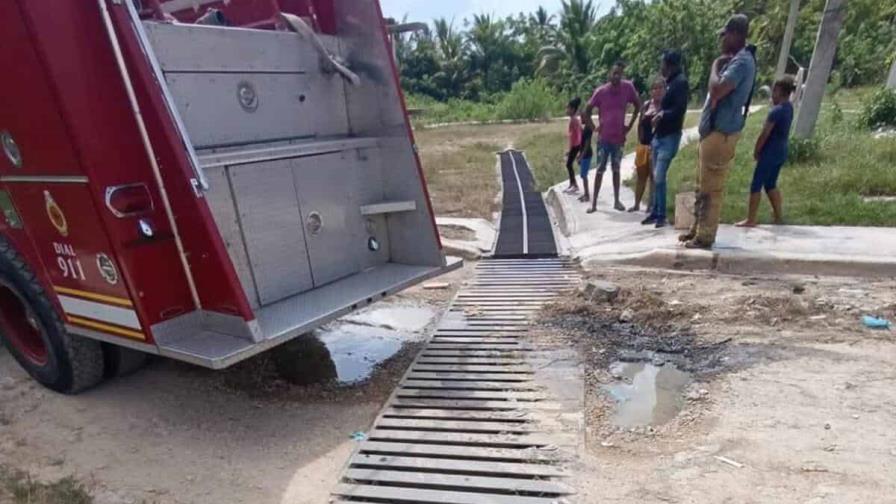 Niña queda atrapada en registro de desagüe en Sabana de la Mar; bomberos la rescatan Niña queda atrapada en registro de desagüe en Sabana de la Mar; bomberos la rescatan