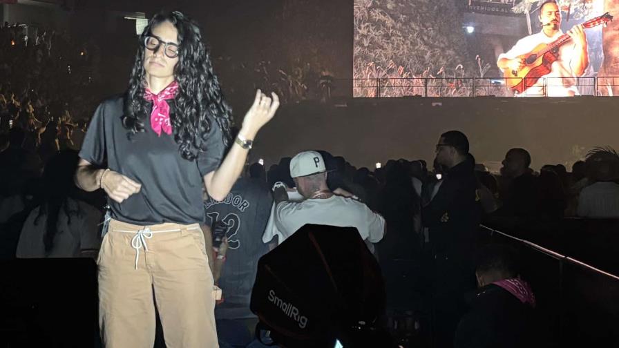 Bad Bunny le apuesta al lenguaje de señas para poner a perrear a los sordos en sus conciertos Bad Bunny le apuesta al lenguaje de señas para poner a perrear a los sordos en sus conciertos