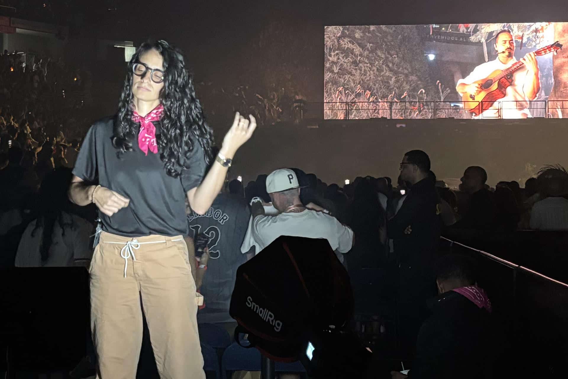 Bad Bunny le apuesta al lenguaje de señas para poner a perrear a los sordos en sus conciertos Bad Bunny le apuesta al lenguaje de señas para poner a perrear a los sordos en sus conciertos