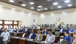 Regidores derogan resolución contra Onéximo González tras disculpa pública por Diario Libre Regidores derogan resolución contra Onéximo González tras disculpa pública por Diario Libre