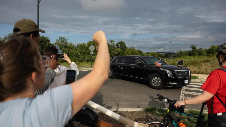 Trump solo saluda a las tropas y no patrulló en Washington como prometió