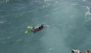 Vehículo cae al mar Caribe en la autopista 30 de Mayo; extraen un cadáver