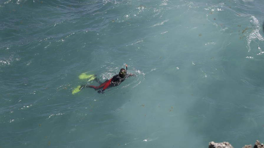 Vehículo cae al mar Caribe en la autopista 30 de Mayo; extraen un cadáver Vehículo cae al mar Caribe en la autopista 30 de Mayo; extraen un cadáver