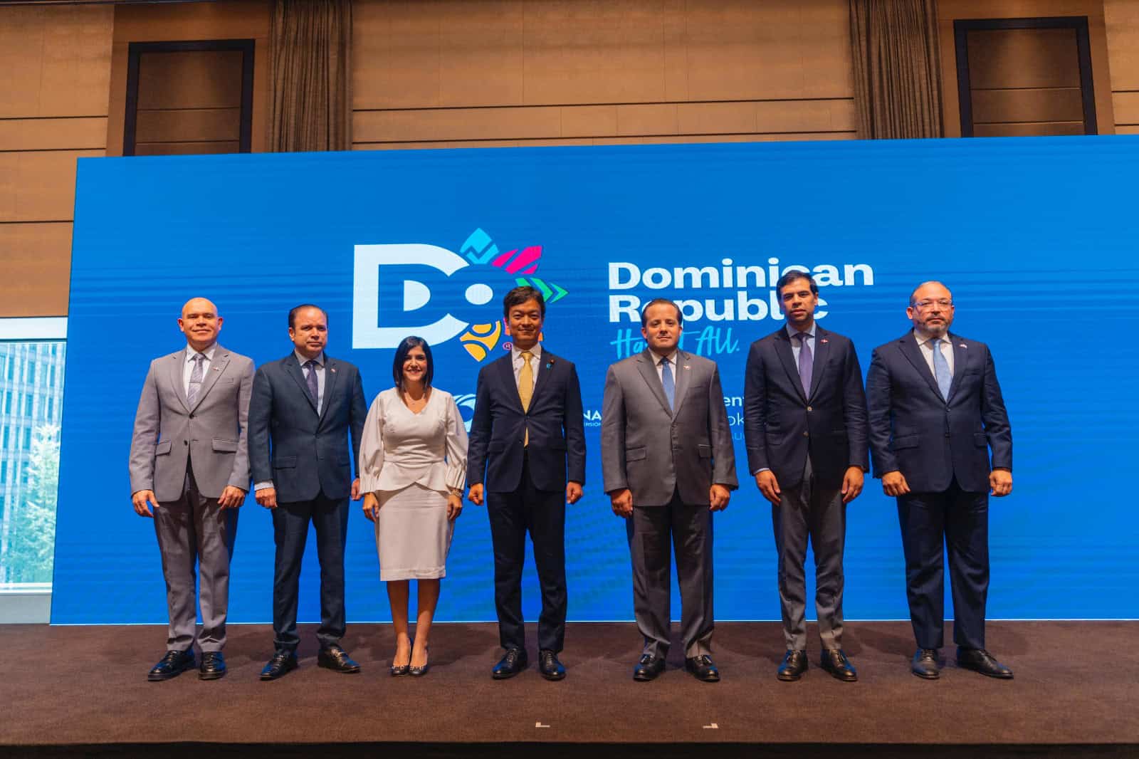 <font dir=auto style=vertical-align: inherit;><font dir=auto style=vertical-align: inherit;>De izquierda a derecha, Amaurys Sánchez, </font></font><font dir=auto style=vertical-align: inherit;><font dir=auto style=vertical-align: inherit;>viceministro de Creatividad y Participación Popular del Ministerio de Cultura; el viceministro de Relaciones Exteriores para Asuntos Económicos y Cooperación Internacional, Hugo Rivera; </font></font><font dir=auto style=vertical-align: inherit;><font dir=auto style=vertical-align: inherit;>Biviana Riveiro Disla, directora ejecutiva de Prodominicana; </font></font><font dir=auto style=vertical-align: inherit;><font dir=auto style=vertical-align: inherit;>Takuma Miyayi, ministro de Estado de Asuntos Exteriores de Japón; el </font></font><font dir=auto style=vertical-align: inherit;><font dir=auto style=vertical-align: inherit;>ministro de la Presidencia, José Ignacio Paliza; m</font></font><font dir=auto style=vertical-align: inherit;><font dir=auto style=vertical-align: inherit;>inistro de Cultura, Roberto Ángel Salcedo, y </font></font><font dir=auto style=vertical-align: inherit;><font dir=auto style=vertical-align: inherit;>embajador dominicano en Japón, Edward Pérez Reyes.</font></font>