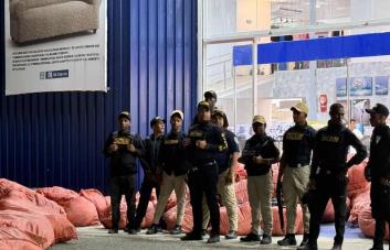 Decomisan más de 61 mil productos falsificados de la marca Totto en operativo en Santo Domingo Este