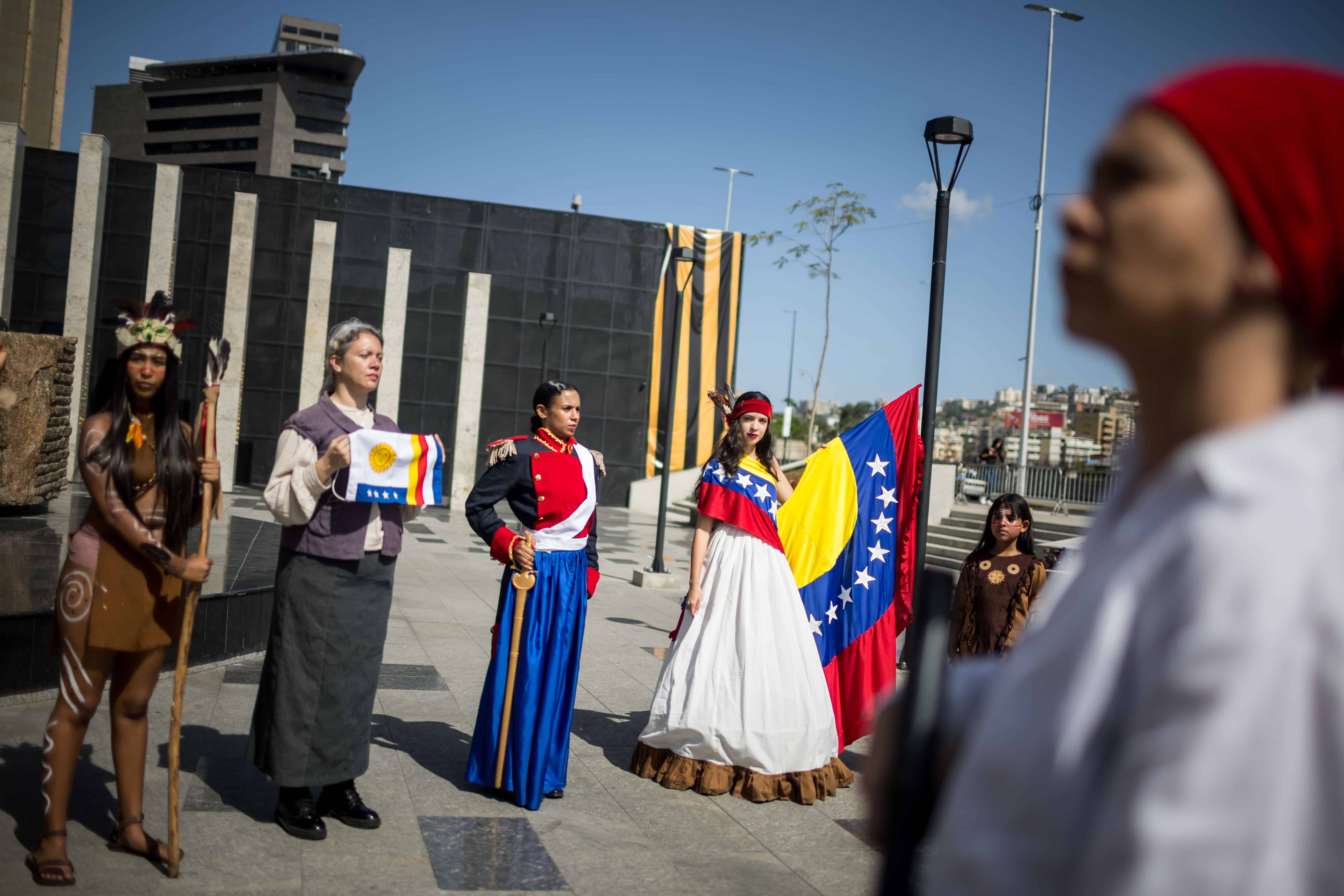 Mujeres participan en una manifestacio´n en apoyo al presidente de Venezuela, Nicola´s Maduro, este jueves en Caracas (Venezuela). Mujeres simpatizantes del chavismo aseguraron estar preparadas para todo con el fin de defender la patria frente a las que llamaron agresiones de Estados Unidos, cuyo Gobierno amenaza con enviar buques militares a las aguas del Caribe cerca de Venezuela para combatir el tra´fico de drogas. 