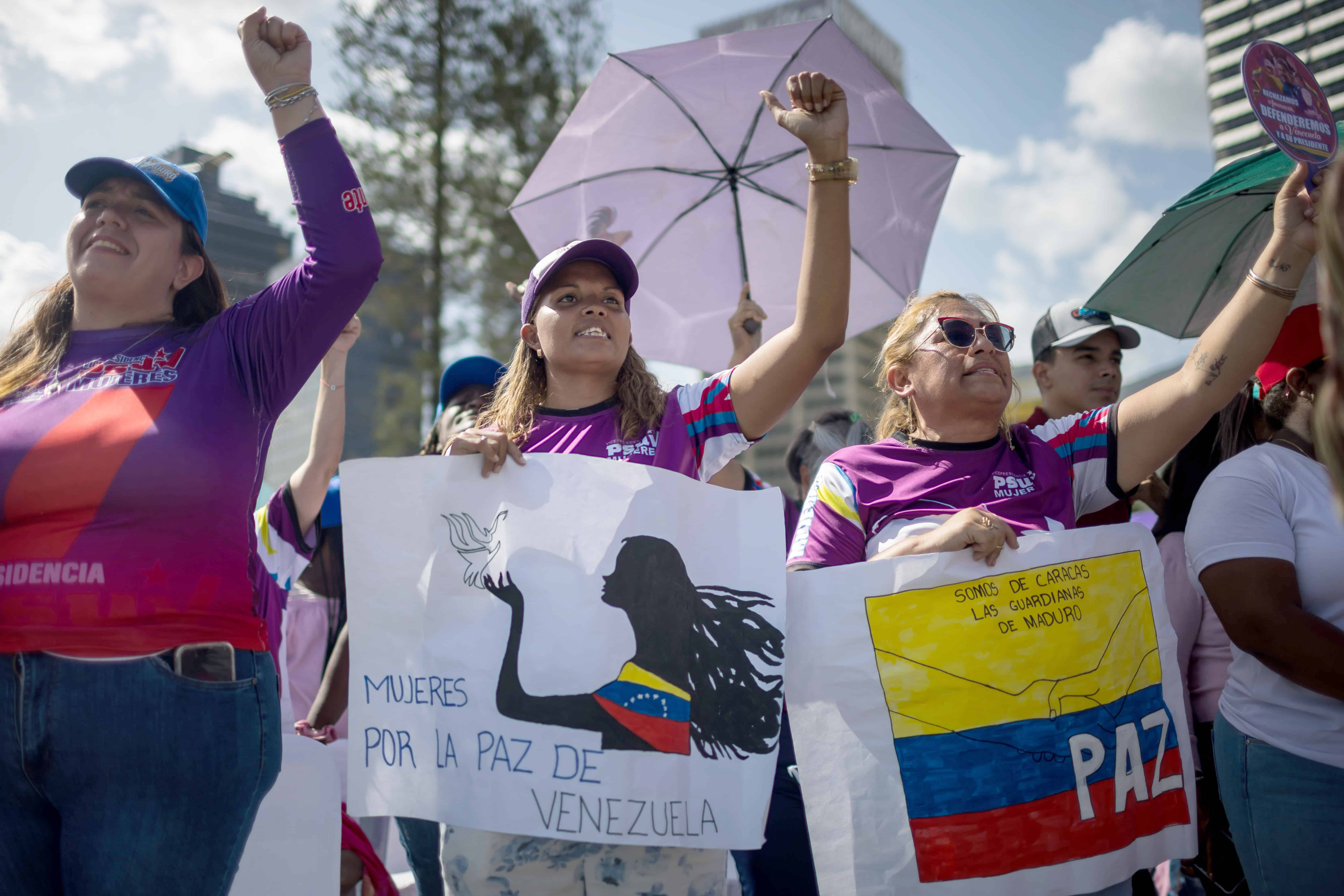 Mujeres participan en una manifestacio´n en apoyo al presidente de Venezuela, Nicola´s Maduro, este jueves en Caracas (Venezuela). Mujeres simpatizantes del chavismo aseguraron estar preparadas para todo con el fin de defender la patria frente a las que llamaron agresiones de Estados Unidos, cuyo Gobierno amenaza con enviar buques militares a las aguas del Caribe cerca de Venezuela para combatir el tra´fico de drogas. 
