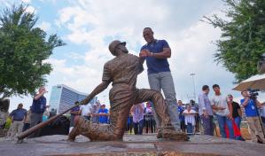 Adrian Beltré ya tiene su estatua en el estadio de los Rangers de Texas