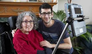 Una británica con una enfermedad neurodegenerativa recupera su voz con la inteligencia artificial