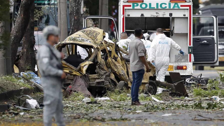 Dos atentados dejan al menos 18 muertos en Colombia; 12 de ellos en ataque a helicóptero de Policía Dos atentados dejan al menos 18 muertos en Colombia; 12 de ellos en ataque a helicóptero de Policía