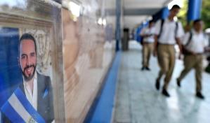 Cabello corto, zapatos lustrados: estudiantes de El Salvador se someten a ministra militar