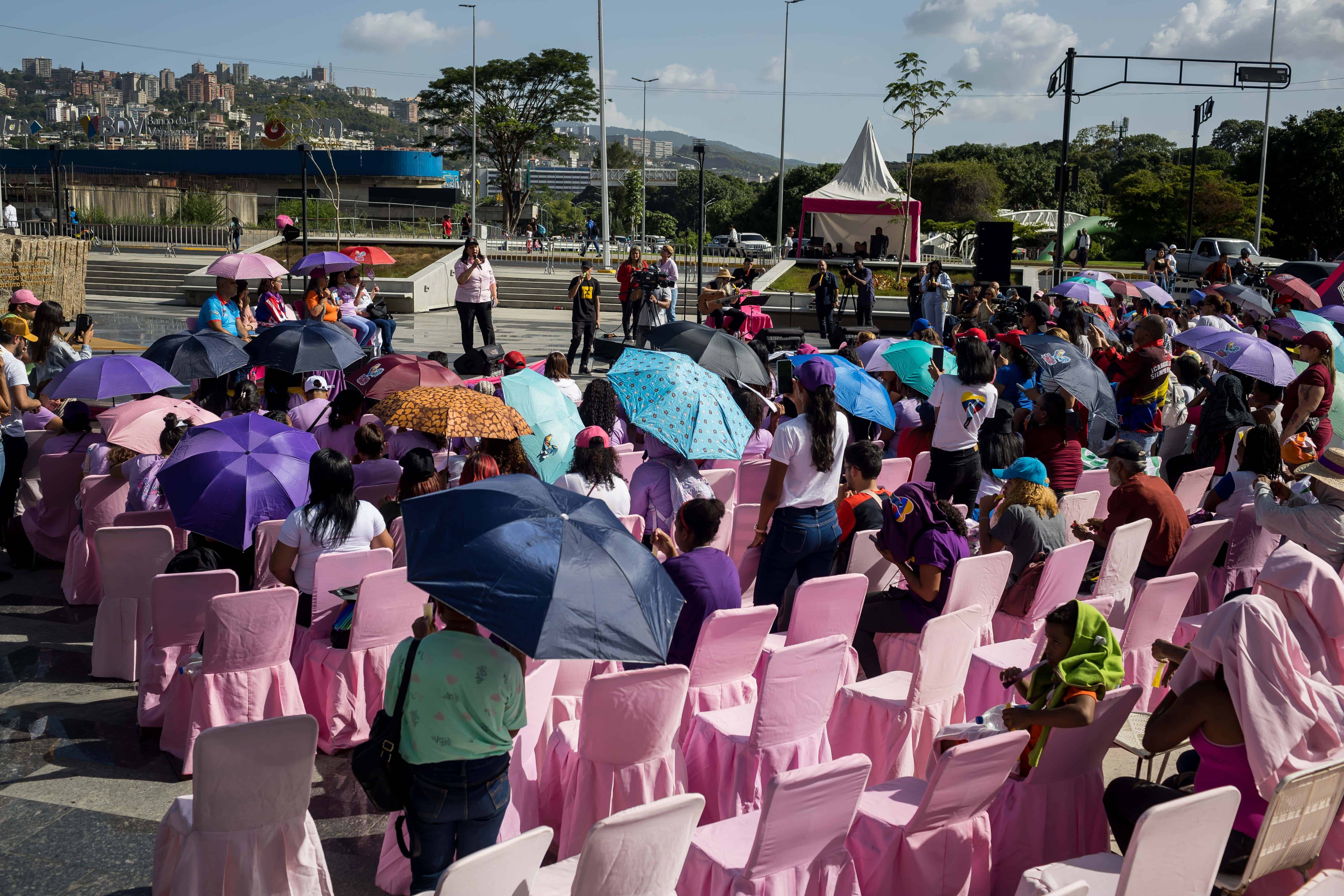 Mujeres participan en una manifestacio´n en apoyo al presidente de Venezuela, Nicola´s Maduro, este jueves en Caracas (Venezuela). Mujeres simpatizantes del chavismo aseguraron estar preparadas para todo con el fin de defender la patria frente a las que llamaron agresiones de Estados Unidos, cuyo Gobierno amenaza con enviar buques militares a las aguas del Caribe cerca de Venezuela para combatir el tra´fico de drogas. 