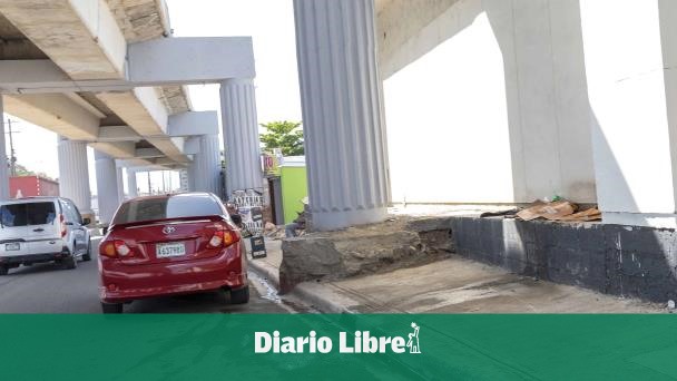 Poco espacio en acera por Línea 2C del Metro preocupa a peatones