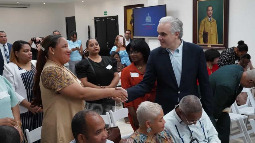 Ministro de Educación se reúne con asociación de padres y le garantiza un buen retorno a clases