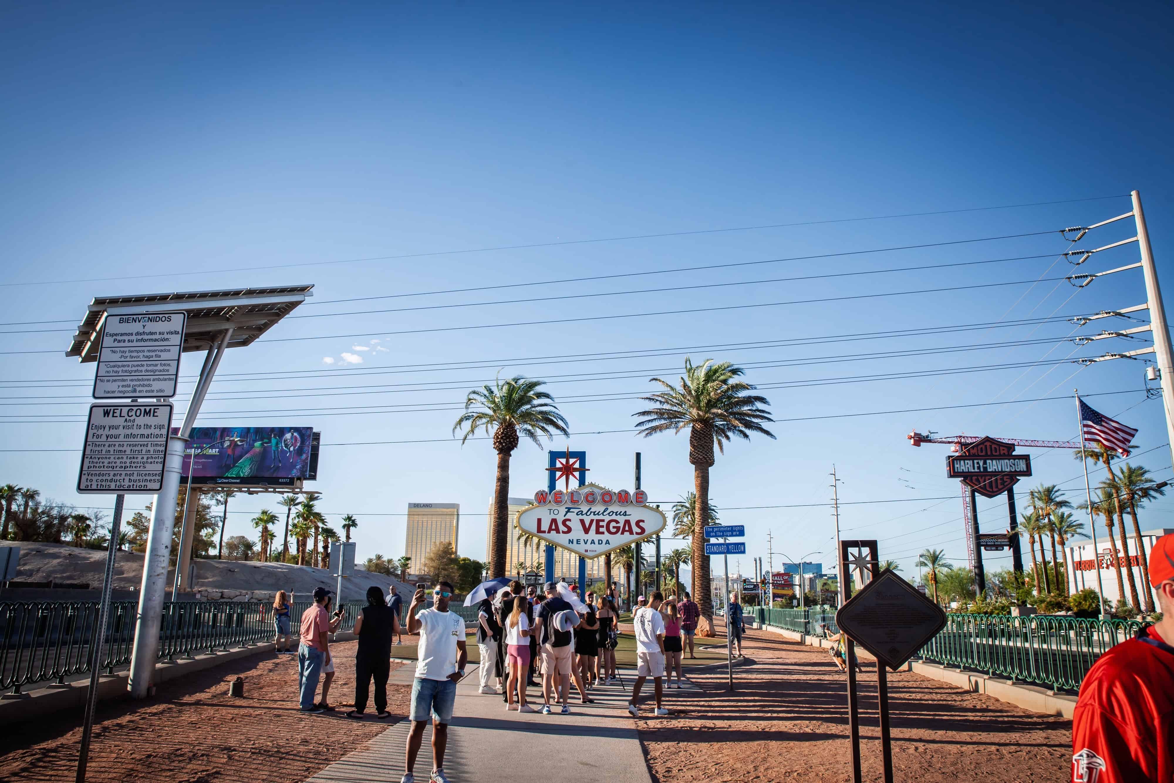 La selfie frente a letrero que da la bienvenida a la ciudad de Las Vegas ya no toma más de una hora, los turistas celebran que sea cuestión de minutos.