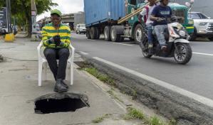 Hoyo sin tapa en la Kennedy pone en peligro a peatones; ya hubo una víctima
