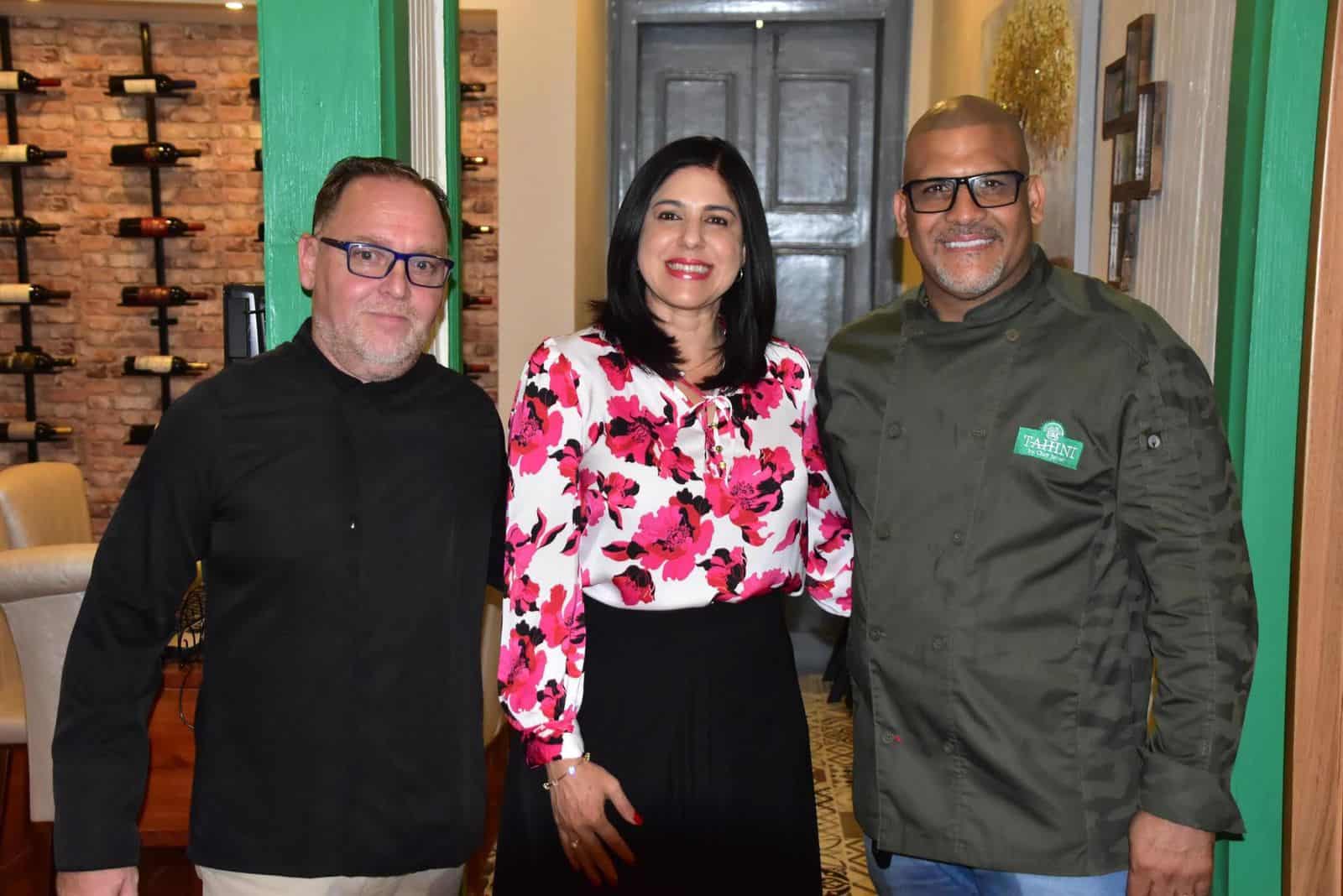 El chef V&iacute;ctor Roque, la senadora Mar&iacute;a Mercedes Ortiz Dilon&eacute;, de la provincia Hermanas Mirabal y el chef dominicano Ram&oacute;n Javier.