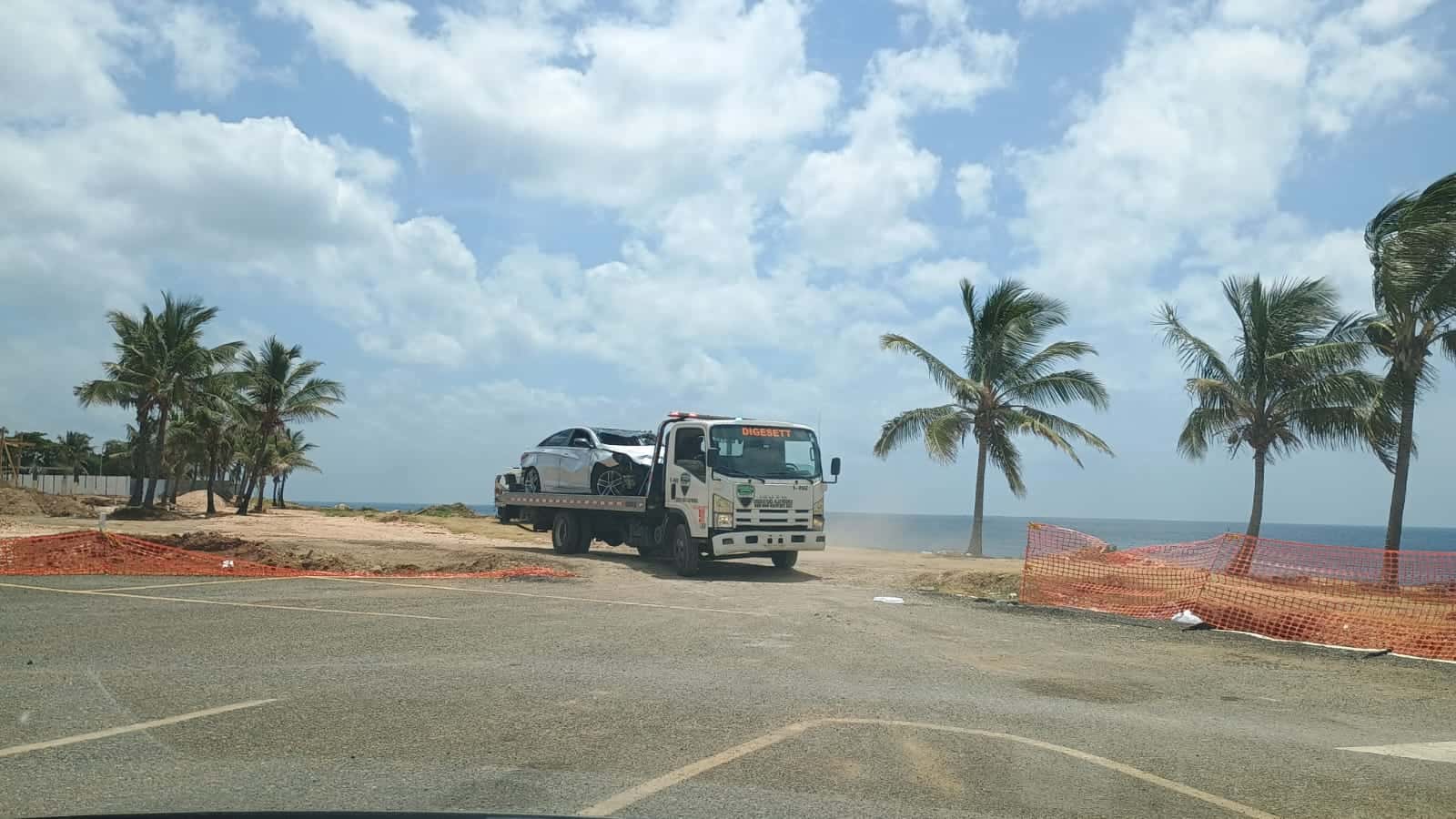 Momento en que las autoridades trasladan el vehículo sacado del mar Caribe. 