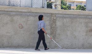 Casi a ciegas, la ruta de Ana al Metro expone la deuda de la ciudad con la accesibilidad