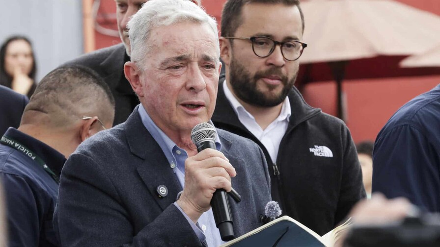 Álvaro Uribe comparecerá en investigación por dos masacres de paramilitares el 24 de julio Álvaro Uribe comparecerá en investigación por dos masacres de paramilitares el 24 de julio