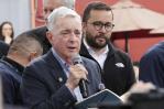 El expresidente Uribe homenajea en el lugar del atentado al asesinado senador Uribe Turbay