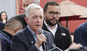 El expresidente Uribe homenajea en el lugar del atentado al asesinado senador Uribe Turbay