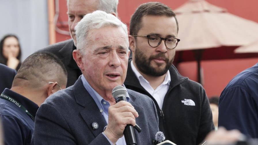 El expresidente Uribe homenajea en el lugar del atentado al asesinado senador Uribe Turbay El expresidente Uribe homenajea en el lugar del atentado al asesinado senador Uribe Turbay