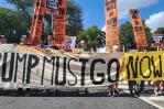 Liberen a DC, Washington protesta con carteles y pegatinas la toma hostil de Trump
