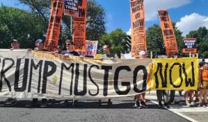 Liberen a DC, Washington protesta con carteles y pegatinas la toma hostil de Trump