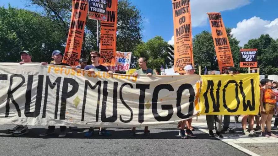 Liberen a DC, Washington protesta con carteles y pegatinas la toma hostil de Trump Liberen a DC, Washington protesta con carteles y pegatinas la toma hostil de Trump
