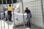 Abuelas, madres y padres intercambian plásticos por útiles escolares Abuelas, madres y padres intercambian plásticos por útiles escolares