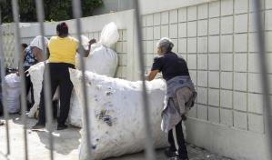 Abuelas, madres y padres intercambian plásticos por útiles escolares