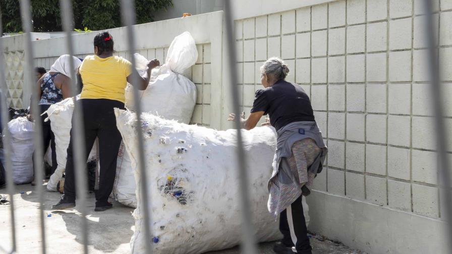 Abuelas, madres y padres intercambian plásticos por útiles escolares Abuelas, madres y padres intercambian plásticos por útiles escolares