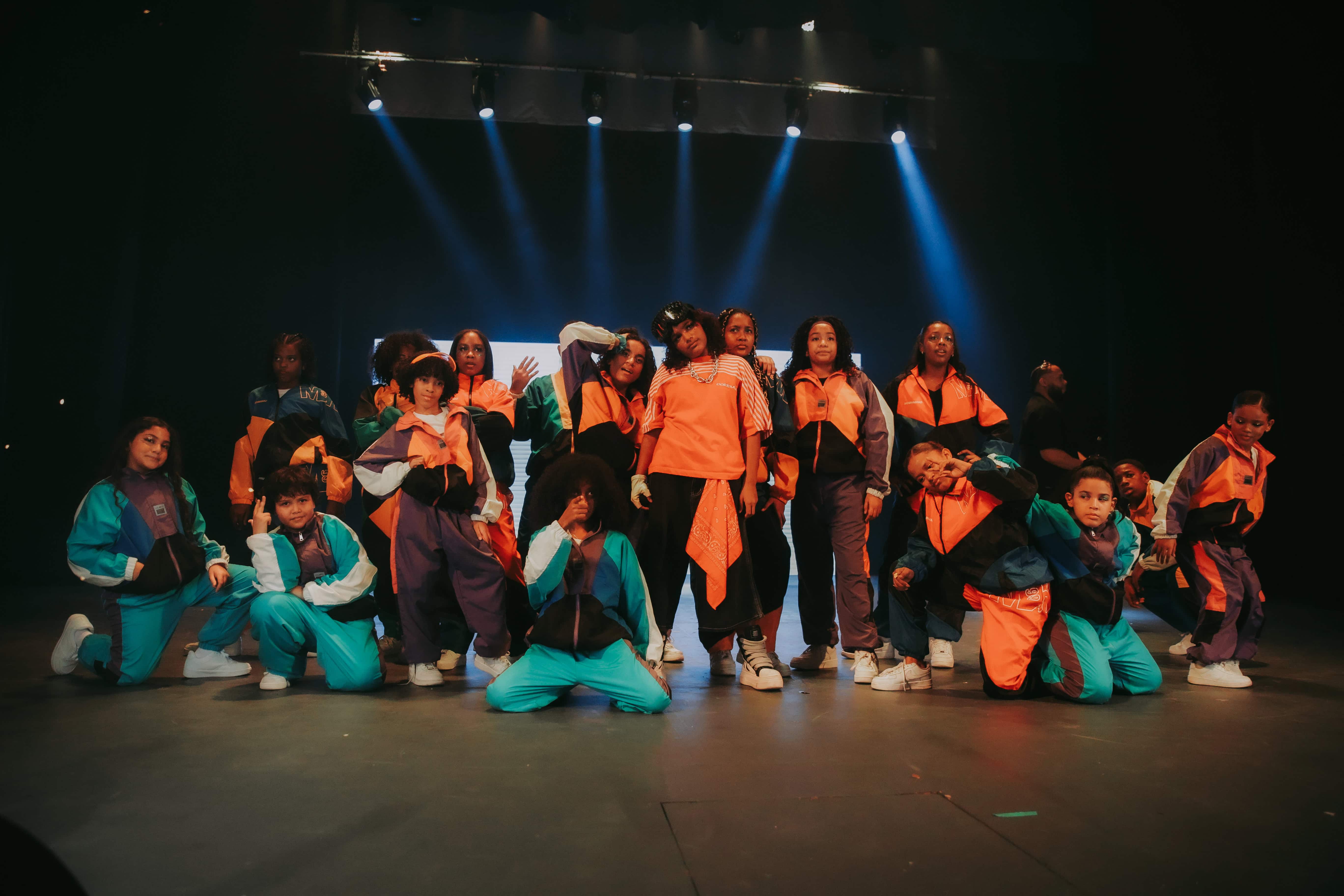 Más de cien bailarines de Núcleo Extremo deslumbraron al público con energía, talento y pasión en su show de graduación.