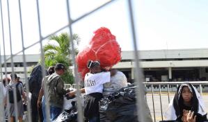 Cientos acuden a cambiar plásticos por útiles escolares; primero en hacer la fila llegó el viernes