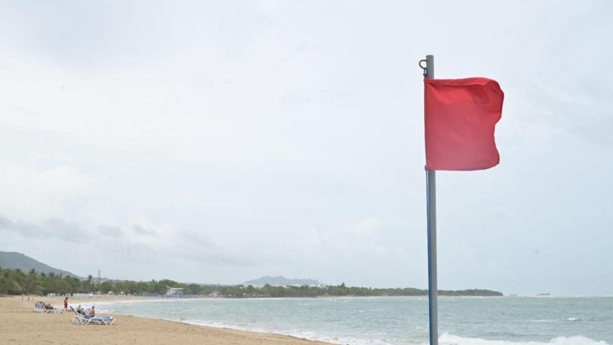 Defensa Civil coloca bandera roja en todas las playas de Puerto Plata por oleaje anormal