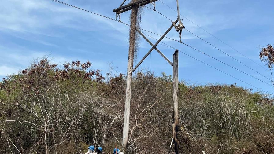 Edesur restablece servicio en Barahona, tras estructura eléctrica dañada por incendio Edesur restablece servicio en Barahona, tras estructura eléctrica dañada por incendio