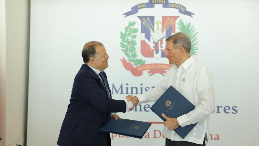 El Gobierno firma acuerdo para establecer en el país la oficina regional del CLAD