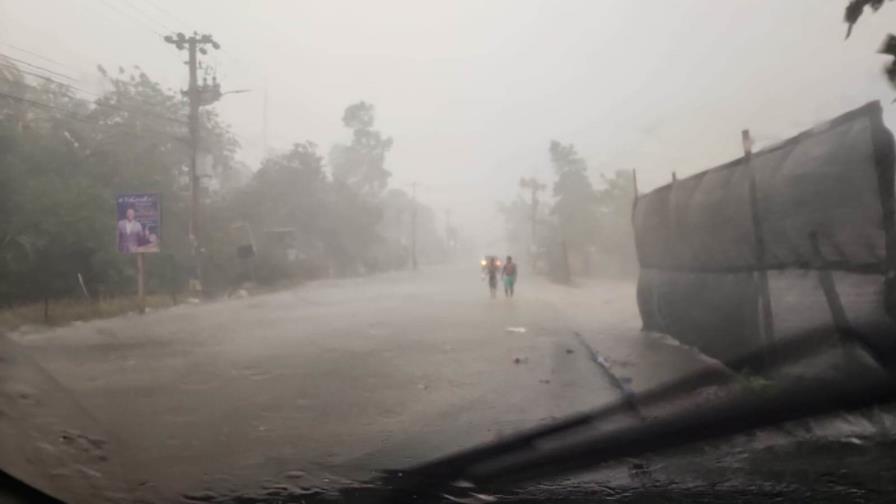 Fuertes vientos y lluvias provocan caída de árboles y tendido eléctrico en Dajabón Fuertes vientos y lluvias provocan caída de árboles y tendido eléctrico en Dajabón