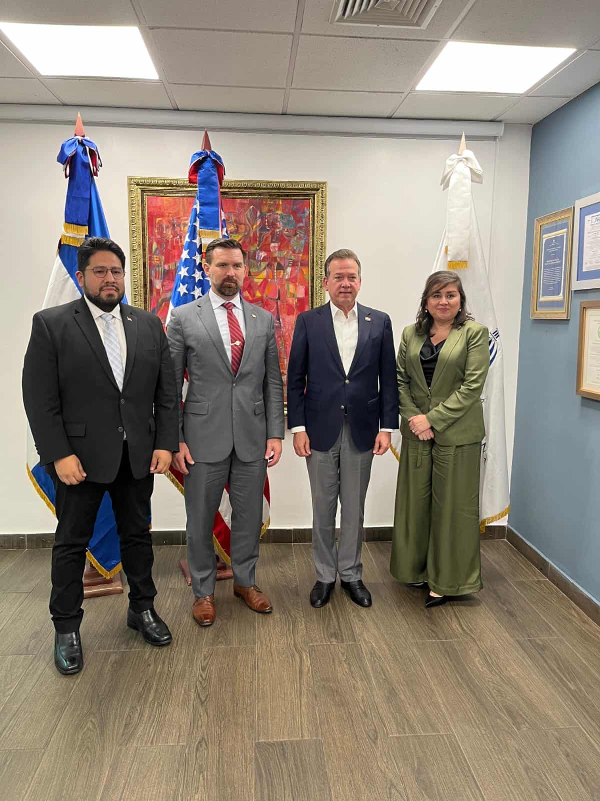 Delegación de EE.UU. junto al ministro de Industria y Comercio, Víctor Bisonó. 