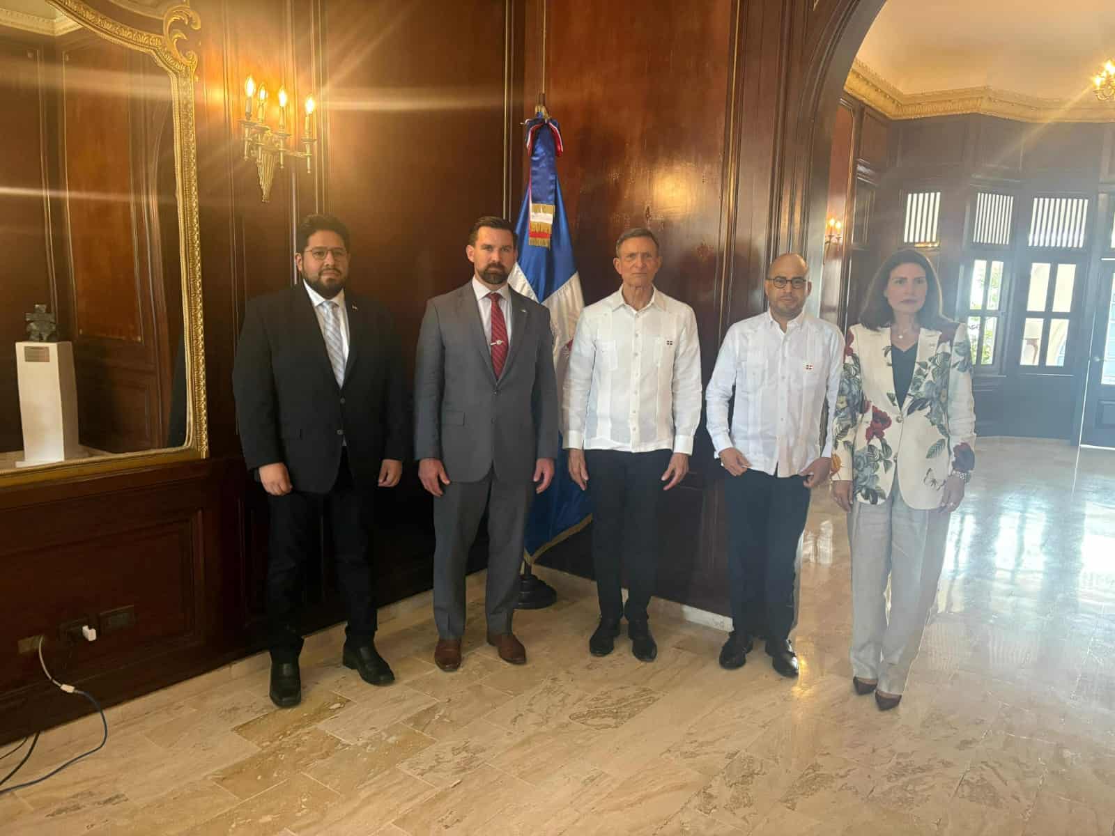 Delegación de EE.UU. junto al canciller Roberto Álvarez. 