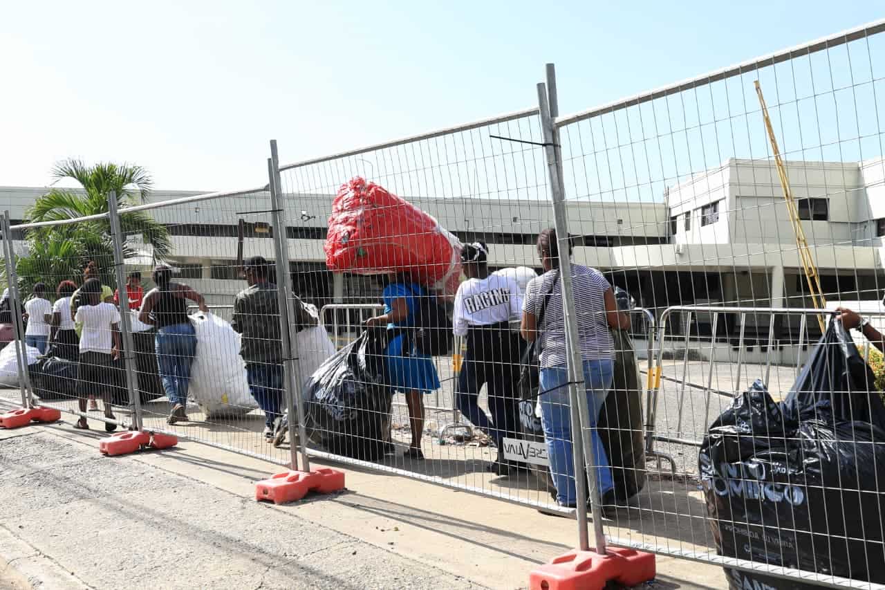 Cientos de personas hacen fila durante la actividad Plásticos por útiles escolares 