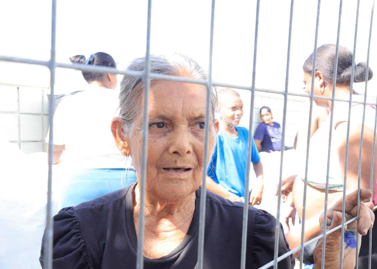 Señora en la espera de la fila.