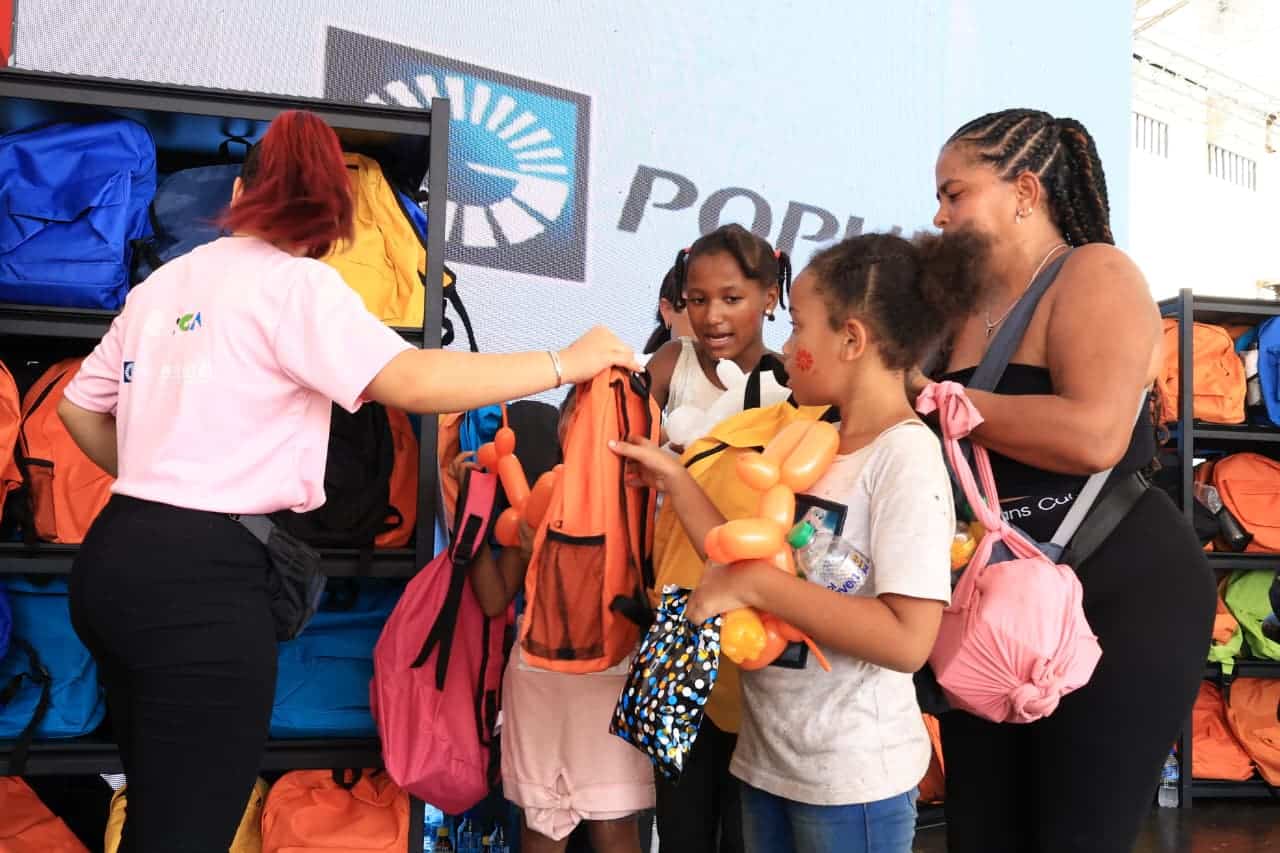 Niños reciben los útiles escolares.