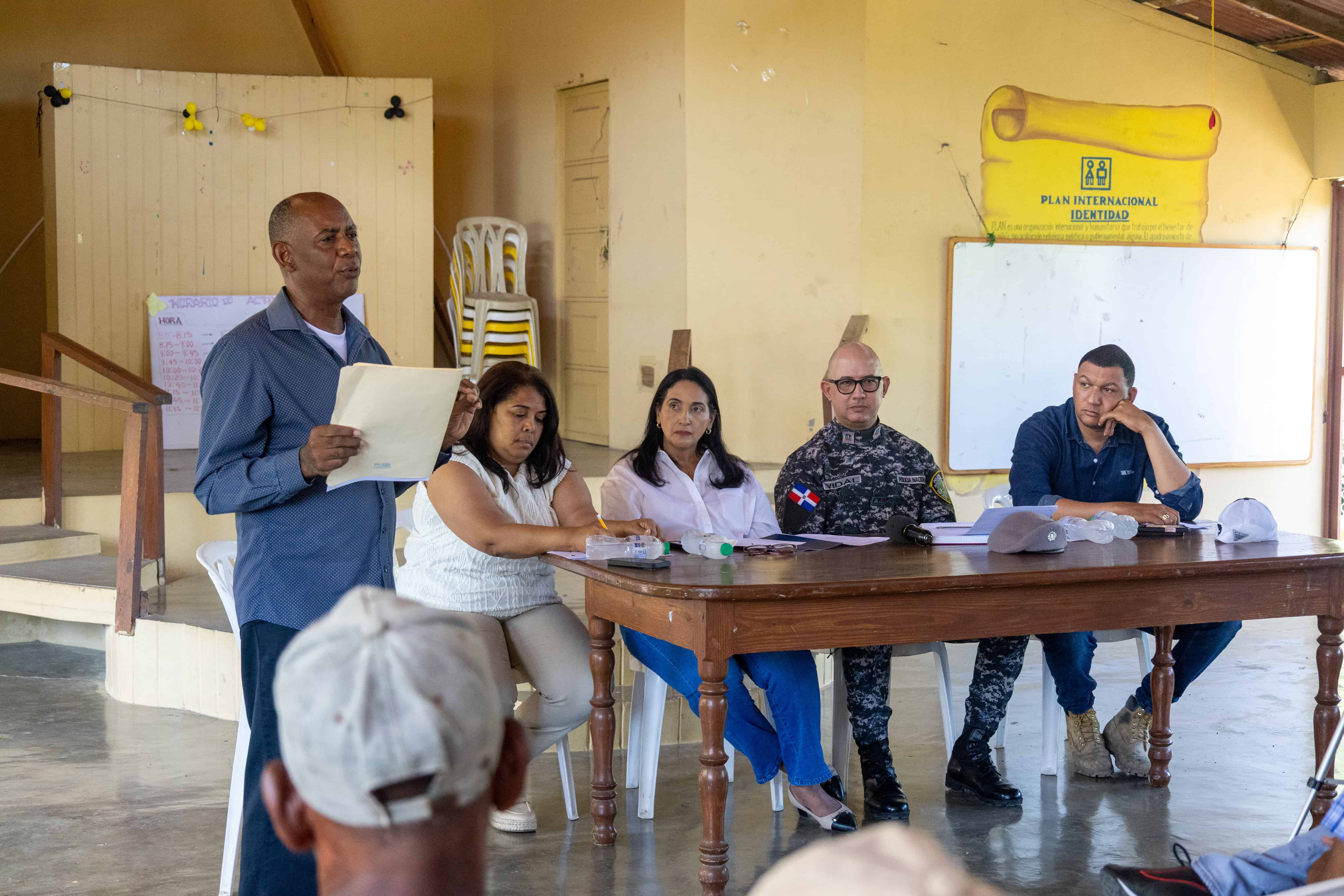 Patricio Matos (izq.) habló frente a Selma Soriano, Lía Ynocencia Díaz, Starlin Vidal y Fausto Feliz.<br>