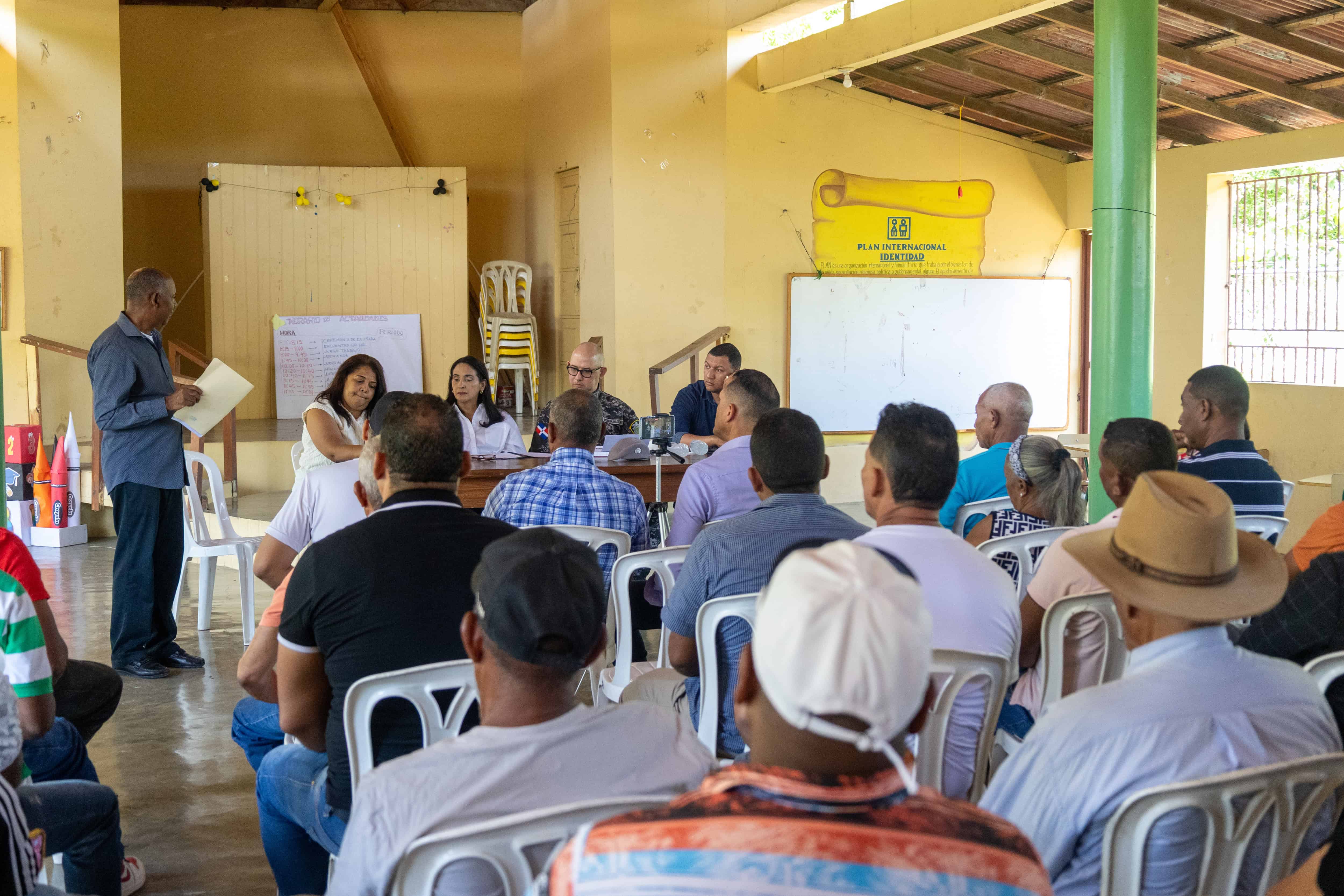 Más de 40 comunitarios participaron del diálogo con las autoridades, expresando sus principales preocupaciones.